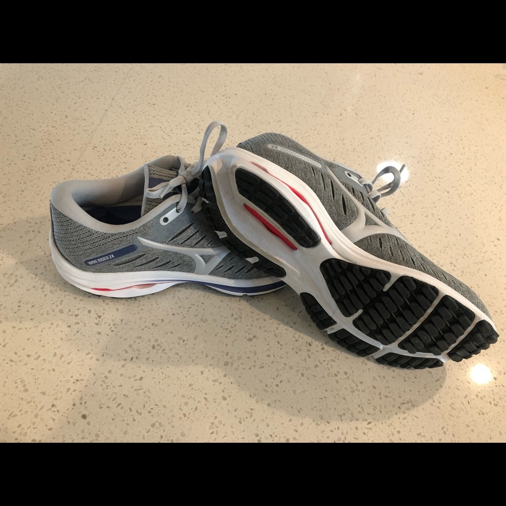 Mizuno wave rider 24